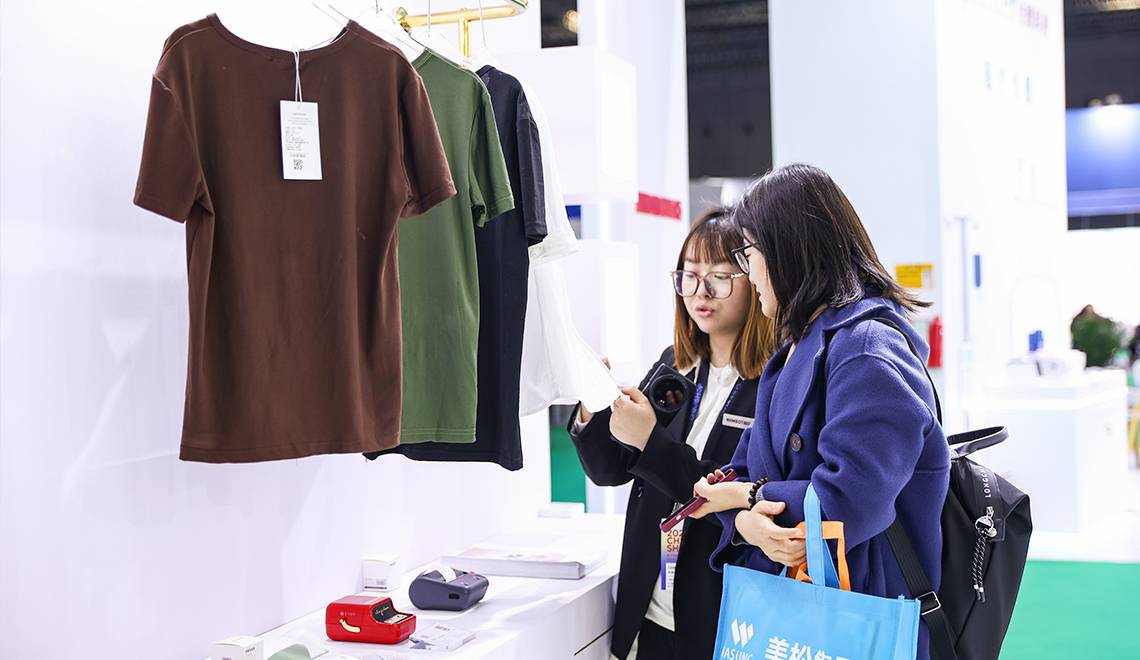 精臣攜多款智能標(biāo)簽打印產(chǎn)品亮相2024CHINASHOP，賦能服裝服飾零售新場景