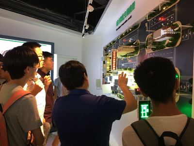 璀璨光影映初心 石油大學學子探秘依魯光電LED異型屏的無限可能
